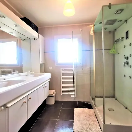 Beautiful Air-conditioned With All Mod Cons With Private Pool, Waterfall And Garden *